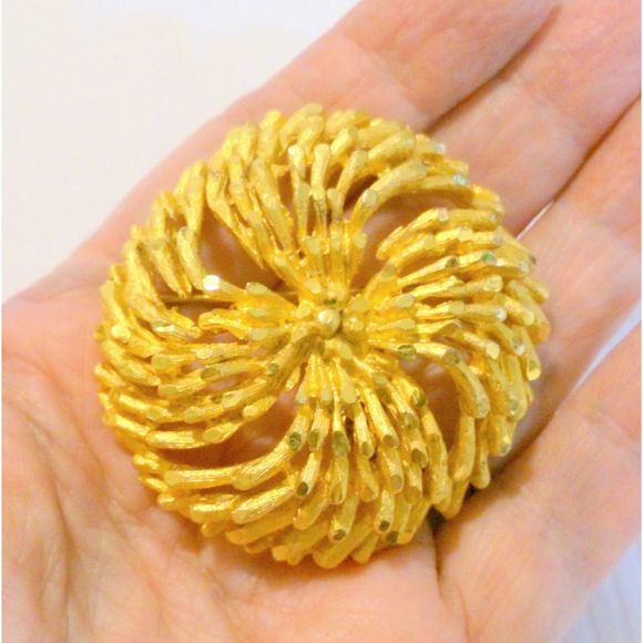 Vintage Brushed Gold Tone Diamond Cut Large Statement Brooch - Picture 4 of 4